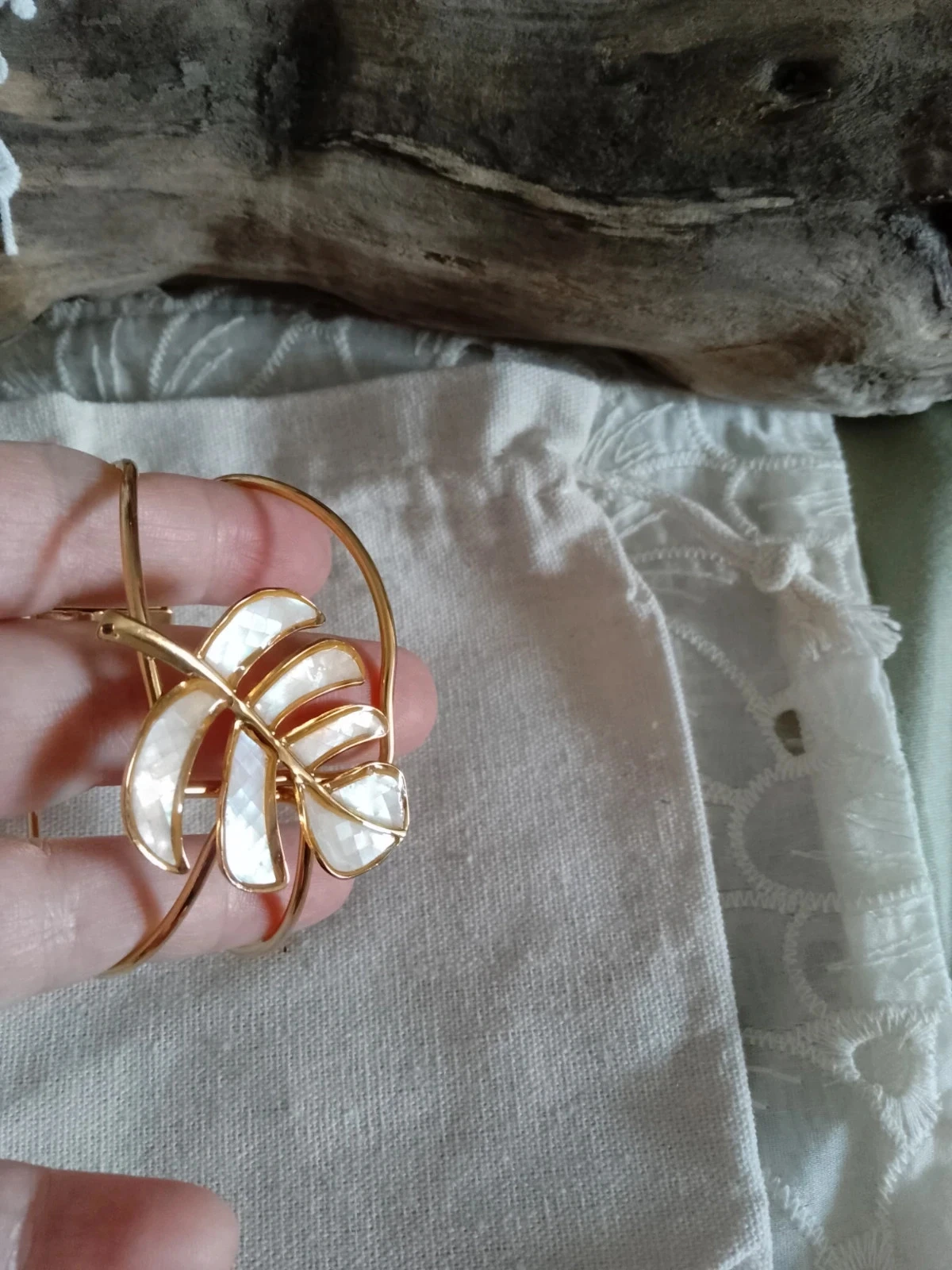 Pulseira boêmia com folha dourada em madrepérola branca – photo 5
